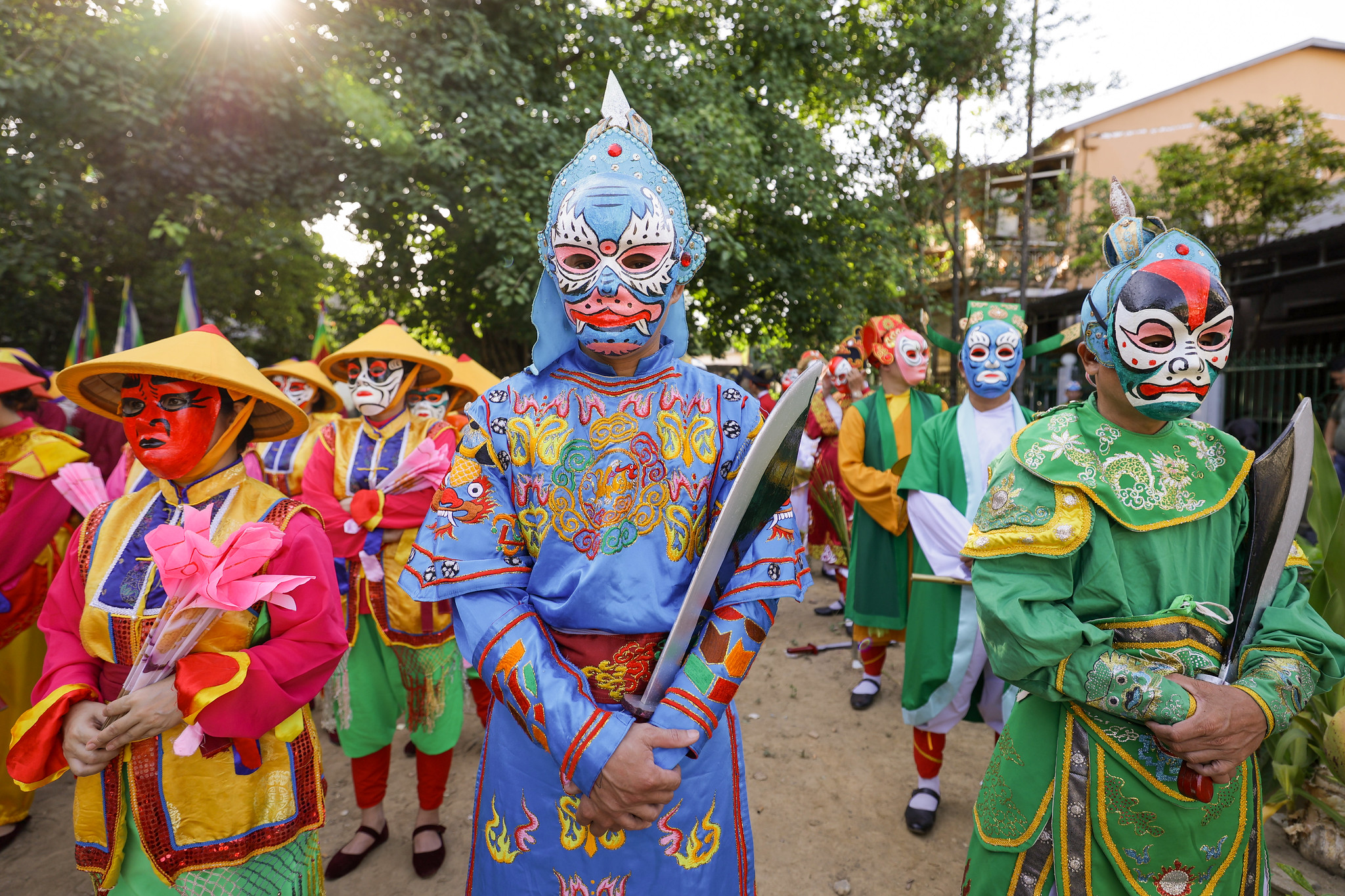 Qua trang phục của nghệ thuật cung đình, các nhân vật tuồng hóa trang mặt nạ khác nhau, tạo nên một chương trình quảng diễn đường phố sinh động, sắc màu.